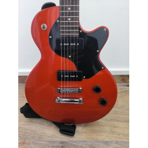Cort Sunset Junior 2 is a sleek and stylish electric guitar that marries classic design with modern features. Its double cutaway
