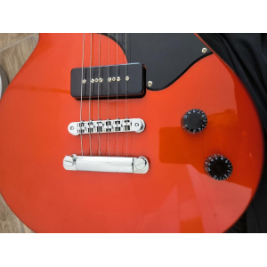 Cort Sunset Junior 2 is a sleek and stylish electric guitar that marries classic design with modern features. Its double cutaway