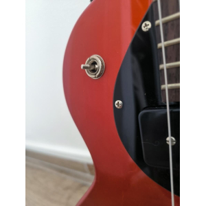 Cort Sunset Junior 2 is a sleek and stylish electric guitar that marries classic design with modern features. Its double cutaway