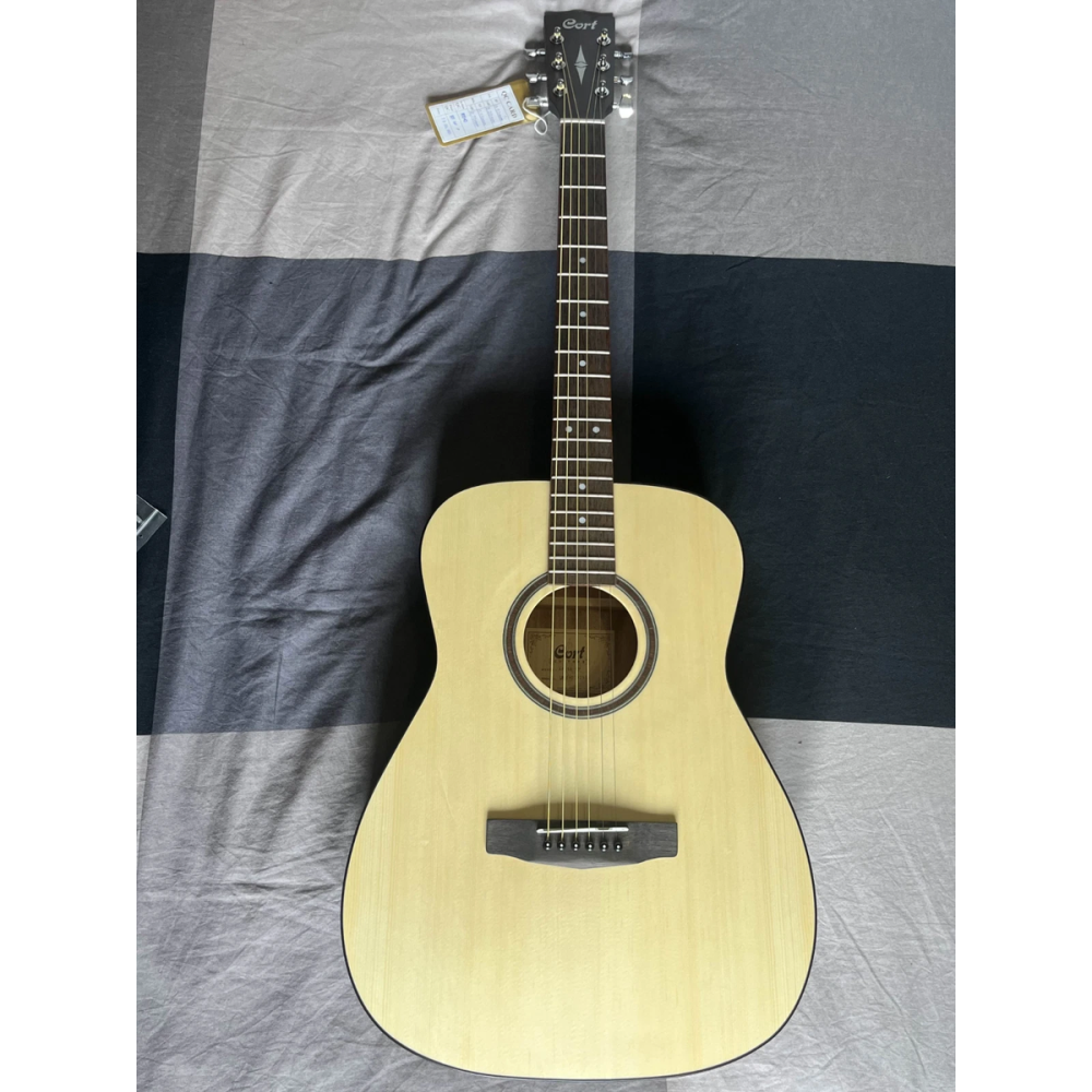 Cort AF550 OP es una guitarra acústica de cuerpo delgado con una calidad y sonido excepcionales. Con una tapa de abeto macizo 