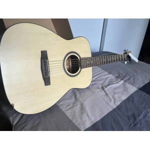 Cort AF550 OP es una guitarra acústica de cuerpo delgado con una calidad y sonido excepcionales. Con una tapa de abeto macizo 