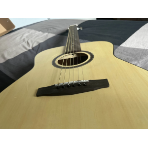 Cort AF550 OP es una guitarra acústica de cuerpo delgado con una calidad y sonido excepcionales. Con una tapa de abeto macizo 