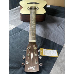 Cort AF550 OP es una guitarra acústica de cuerpo delgado con una calidad y sonido excepcionales. Con una tapa de abeto macizo 