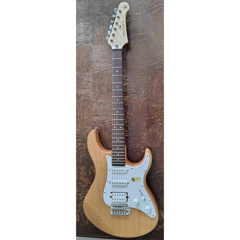 La Yamaha Pacifica 112J-YNS es una guitarra eléctrica versátil y de alta calidad. Con su cuerpo de aliso y su diapasón de 