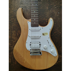 La Yamaha Pacifica 112J-YNS es una guitarra eléctrica versátil y de alta calidad. Con su cuerpo de aliso y su diapasón de 