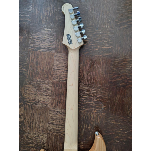 La Yamaha Pacifica 112J-YNS es una guitarra eléctrica versátil y de alta calidad. Con su cuerpo de aliso y su diapasón de 