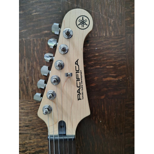 La Yamaha Pacifica 112J-YNS es una guitarra eléctrica versátil y de alta calidad. Con su cuerpo de aliso y su diapasón de 