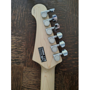 La Yamaha Pacifica 112J-YNS es una guitarra eléctrica versátil y de alta calidad. Con su cuerpo de aliso y su diapasón de 