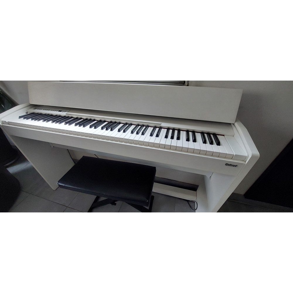 Piano Roland F110