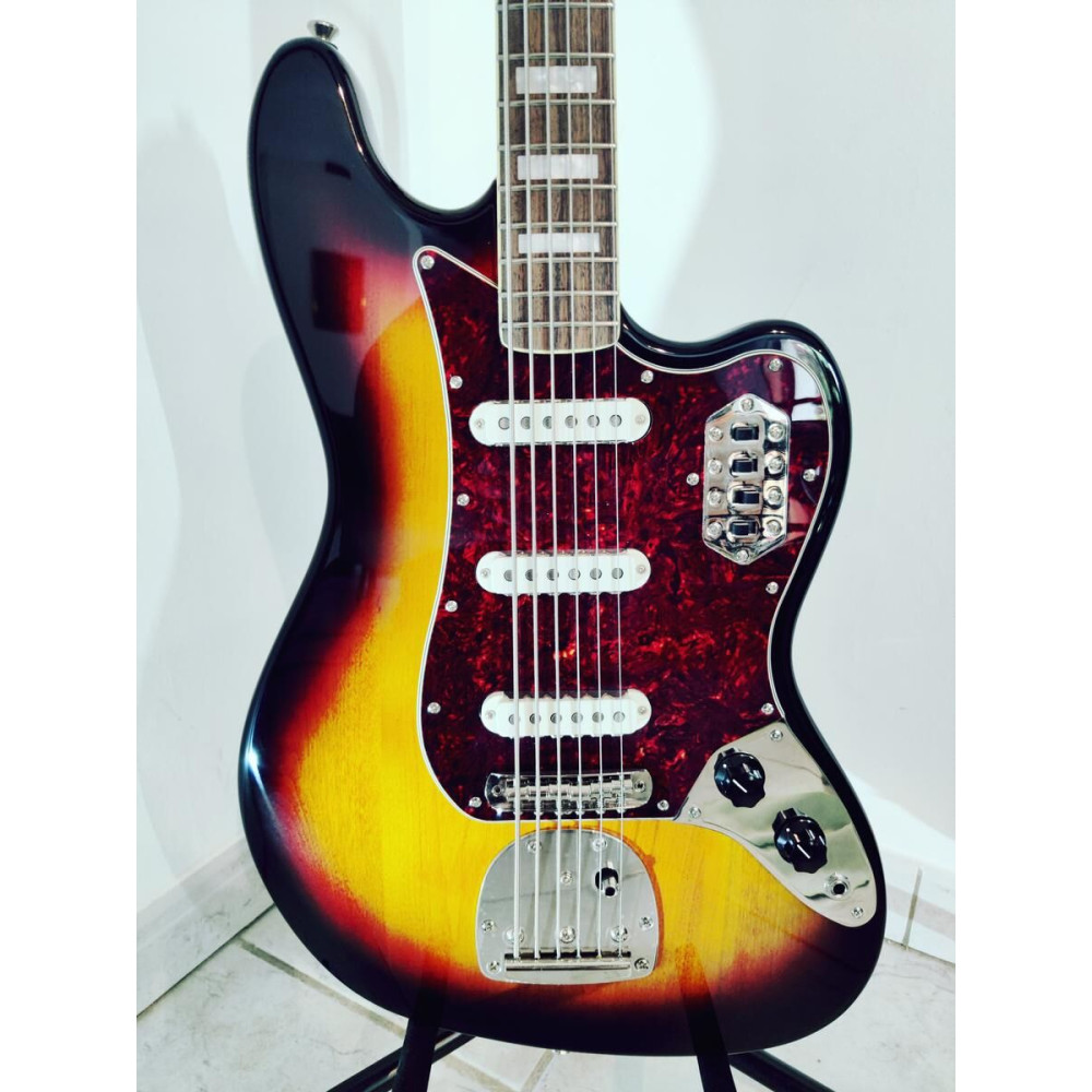 La Squier Bass VI es una excelente opción para los músicos que buscan expandir sus posibilidades sonoras. Con su diseño 