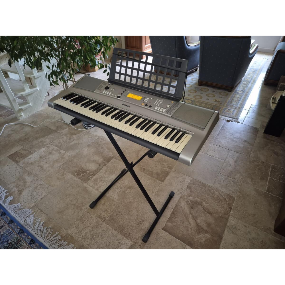 El Yamaha PSR-E313 es un teclado portátil de gama alta que combina funcionalidad y facilidad de uso. Este instrumento musical 