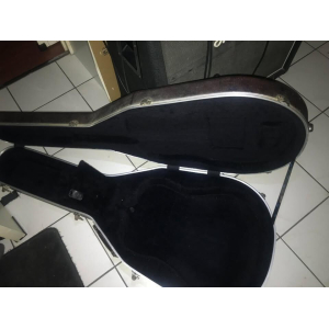 Estuche Takamine para guitarra acústica.