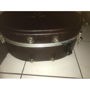 Estuche Takamine para guitarra acústica.