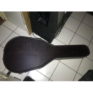 Estuche Takamine para guitarra acústica.