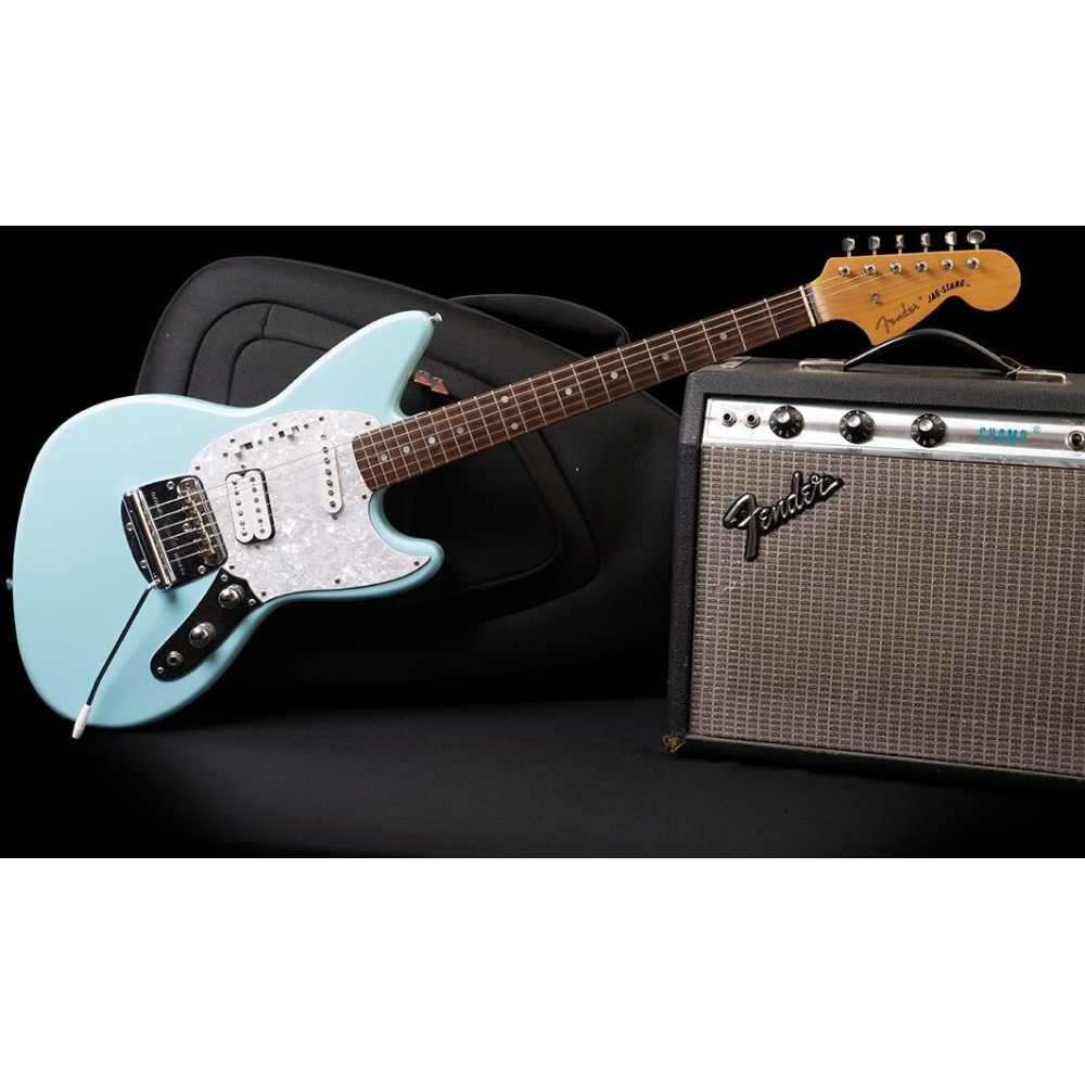 La Fender Jagstang Kurt Cobain 2001 - daphné Blue es una guitarra eléctrica diseñada en colaboración entre Kurt Cobain y 