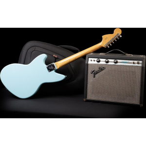 La Fender Jagstang Kurt Cobain 2001 - daphné Blue es una guitarra eléctrica diseñada en colaboración entre Kurt Cobain y 