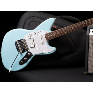 La Fender Jagstang Kurt Cobain 2001 - daphné Blue es una guitarra eléctrica diseñada en colaboración entre Kurt Cobain y 