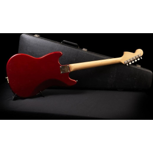 La Fender Mustang Competition 1970 - Candy Apple Red es una guitarra eléctrica clásica que combina la estética retro con un 