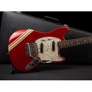 La Fender Mustang Competition 1970 - Candy Apple Red es una guitarra eléctrica clásica que combina la estética retro con un 