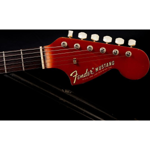 La Fender Mustang Competition 1970 - Candy Apple Red es una guitarra eléctrica clásica que combina la estética retro con un 