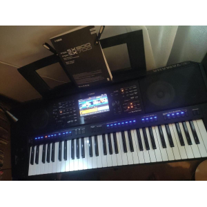 El Yamaha PSR900 es un teclado musical de alta calidad y rendimiento excepcional. Con su tecnología avanzada y su amplia gama 