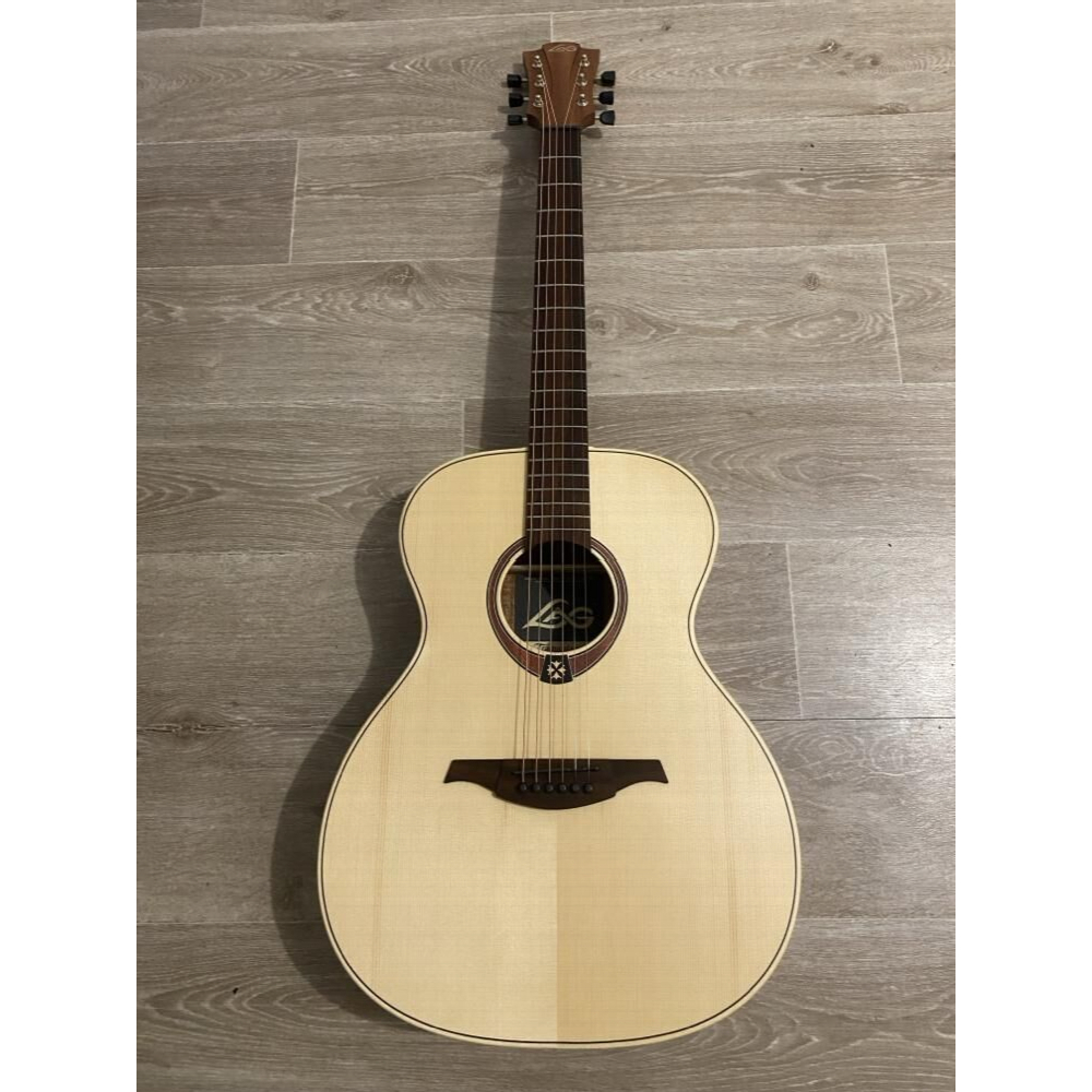 La guitarra Lâg Tramontane T70A-NAT es un instrumento increíblemente versátil, ideal para músicos de todos los niveles. Con 