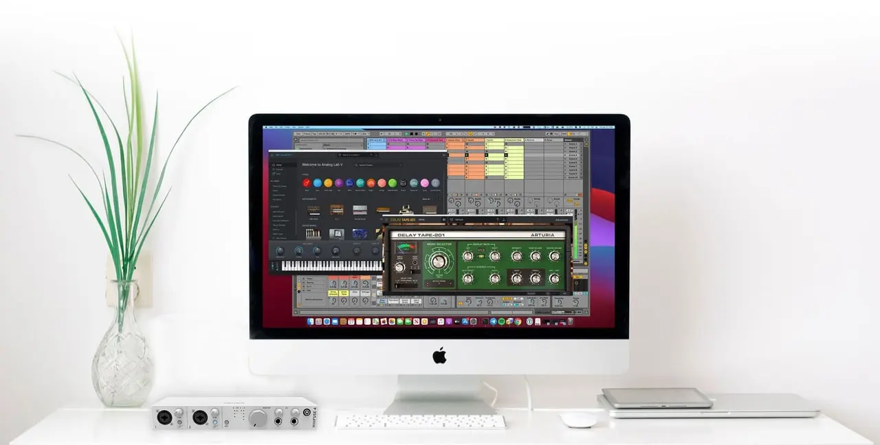 Arturia MiniFuse en home studio Arturia MiniFuse en una configuración de home studio con iMac