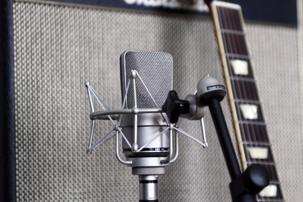 Microphone Neumann TLM 103 en studio