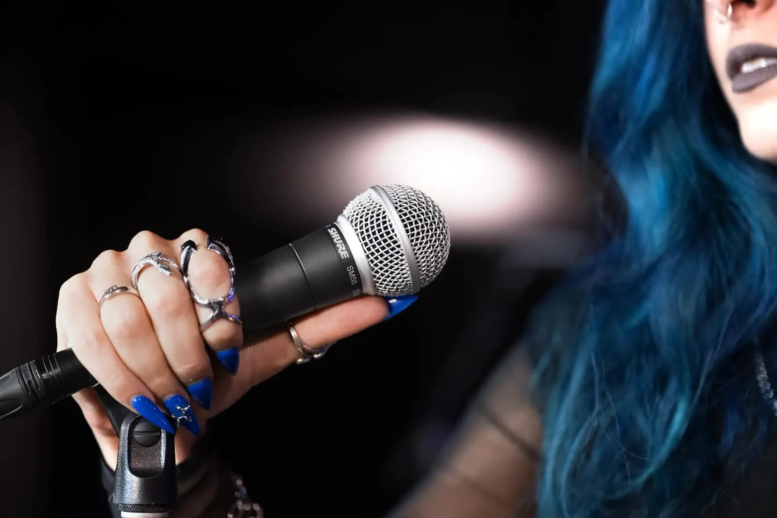 Shure SM58 filaire - micro de scène en action