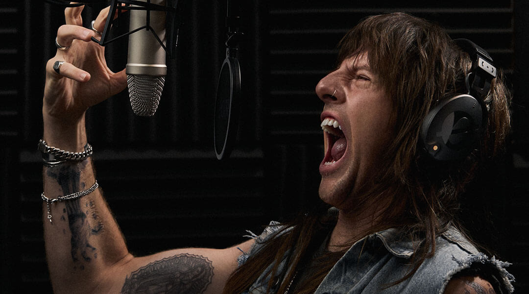 Chanteur rock enregistrant avec un micro Rode NT1 en studio