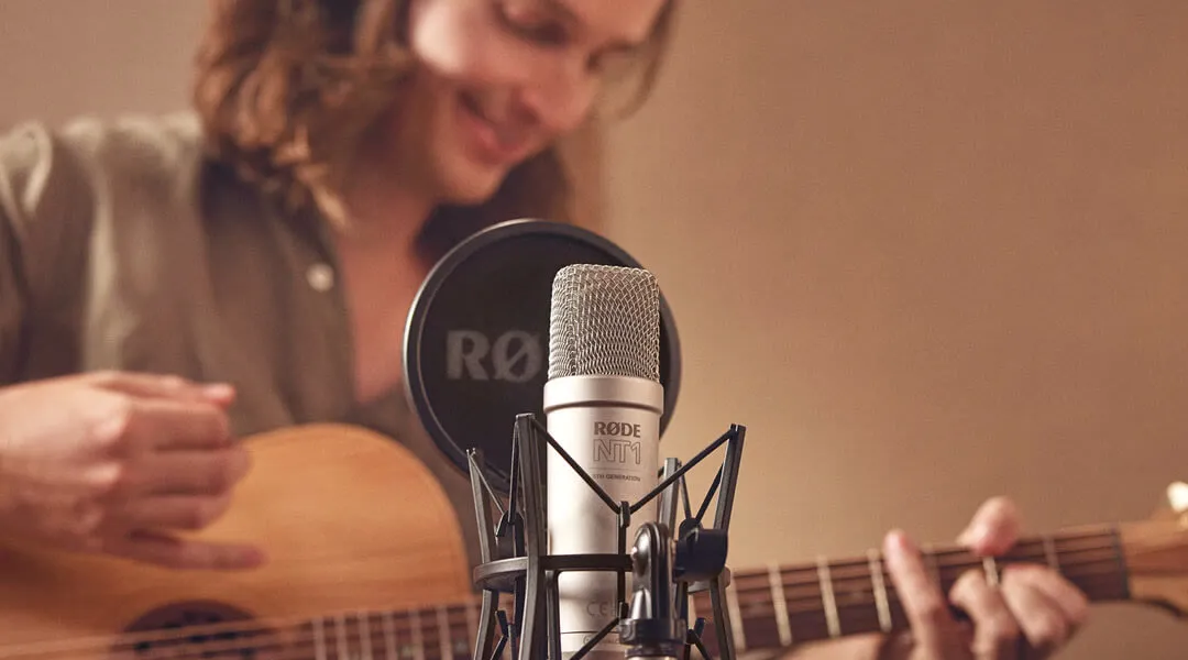 Guitariste enregistrant avec un micro Rode NT1 en studio