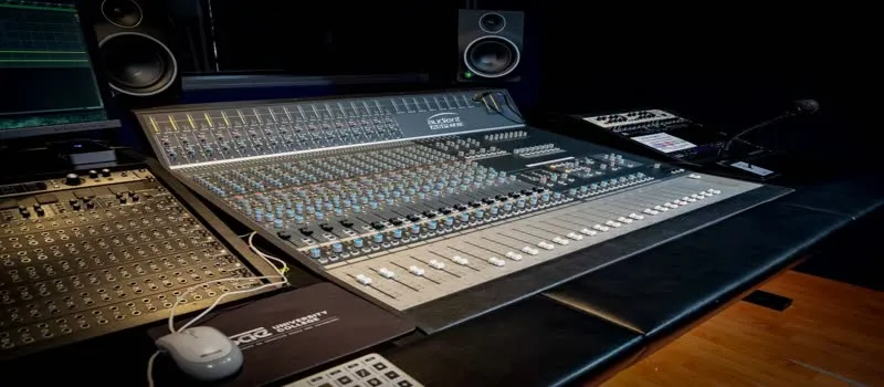 Console de mixage Audient en studio professionnel