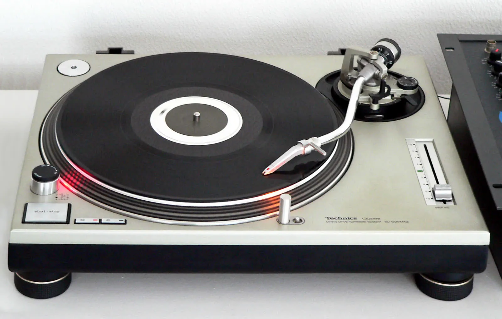 Platine vinyle Technics SL-1200MK2 - légende du direct drive