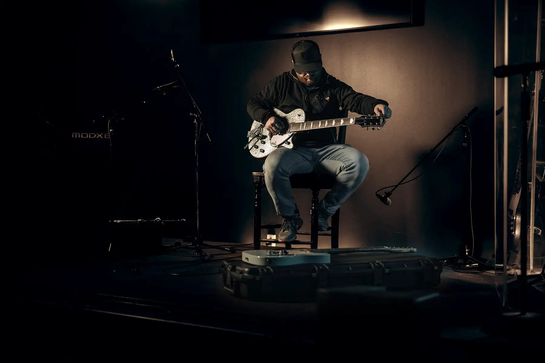 Músico en el escenario con un flight case SKB