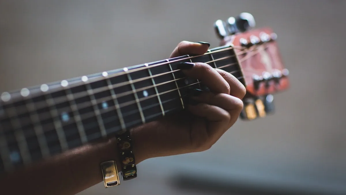 Jouer de la guitare acoustique