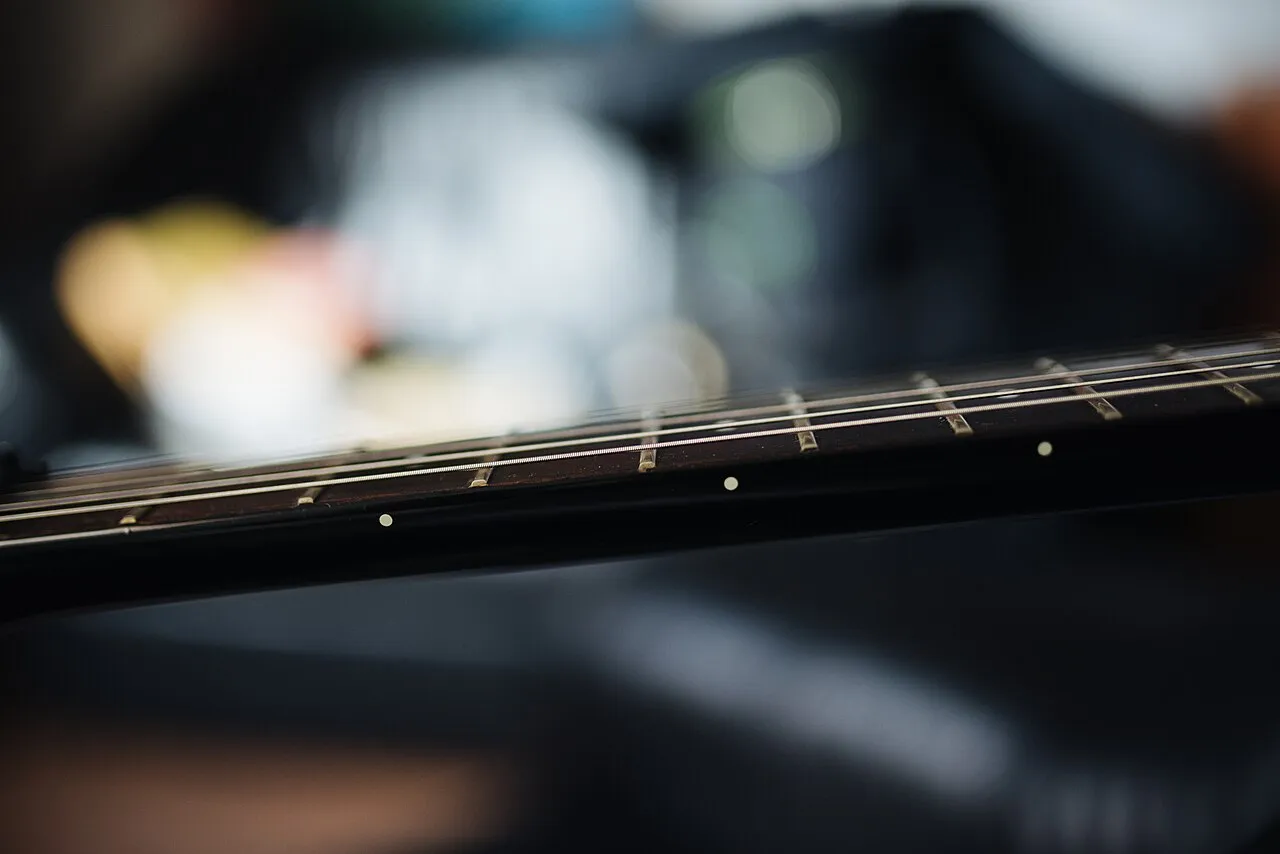 Cordes de guitare électrique vues de près sur le manche