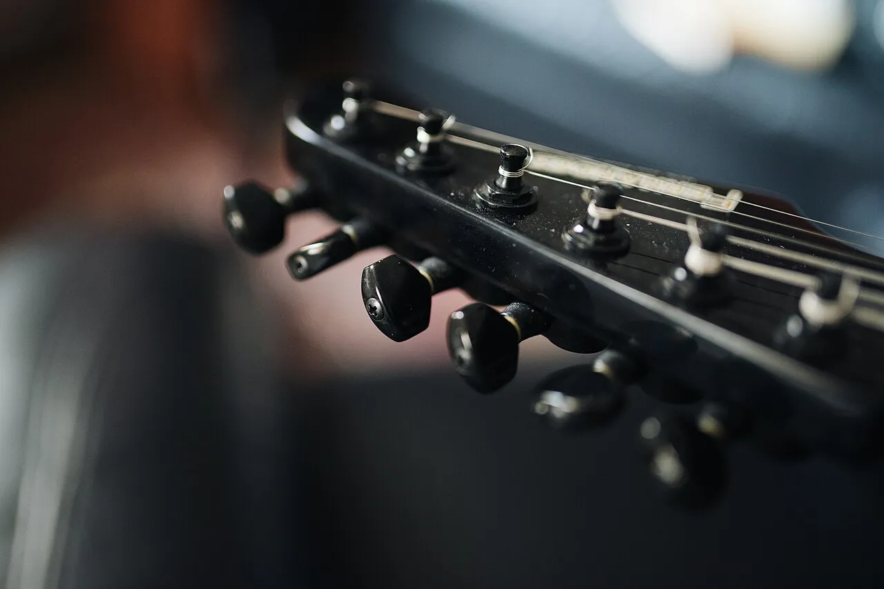 Cordes de guitare et mécaniques sur la tête du manche
