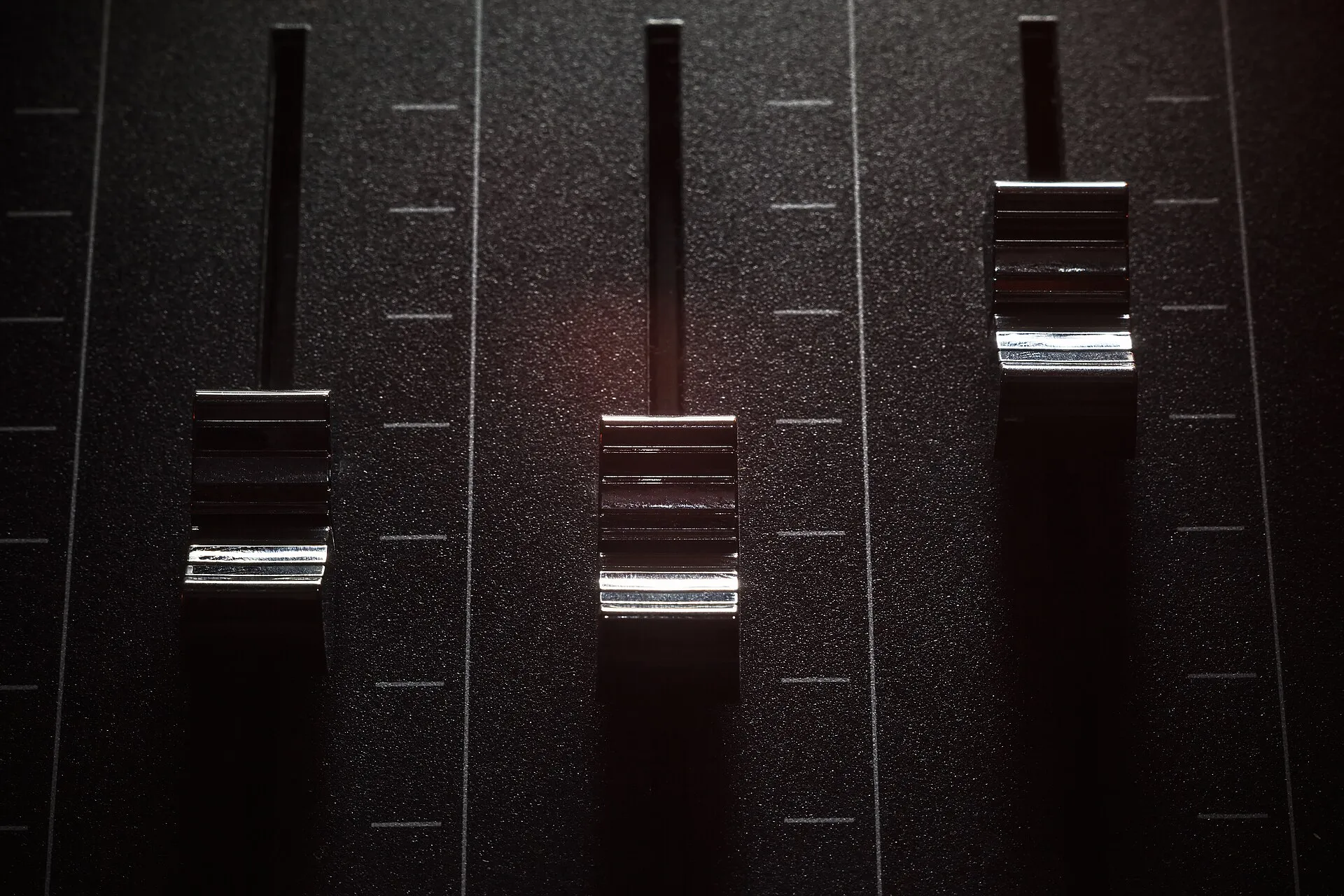 Faders de una mesa de mezclas para el directo
